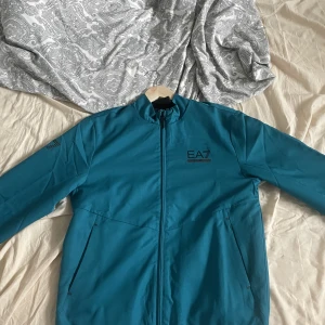 Emporio Armani Träningsoverall - Varan är använd väldigt få gånger och är i 9/10 skick. Köpt från JD Sports. Tröjan är lite liten storlek, den står som M men kan passa S.