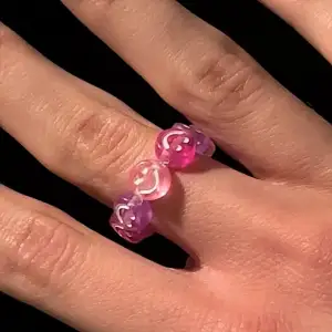handgjord ring gjord av plastsmileys