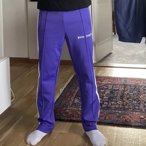 Palm angels trackpants - Säljer nu mina palm angels byxor som är i väldigt bra skick med en liten flaw Kom pm för bild på flawn Finns kvitto!