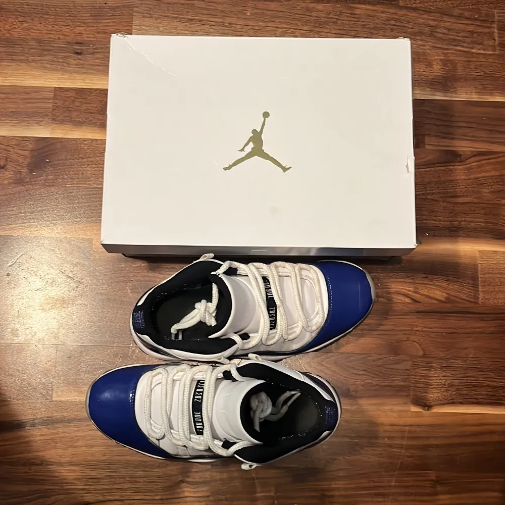 Hej jag säljer mina Jordan 11 concord blue för att de då har blivit för små de har inga skador och är i cond 8-10 skriv gärna vid minsta intresse och köparen står för frakten 📦🙏🏽 kan även skicka mera bilder. Skor.