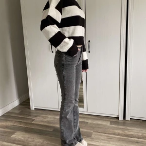 Stickad tröja med tjocka ränder❤️ - Super fin stickad svart-vit tröja med tjocka ränder. Nyskick, användts bara 1 gång