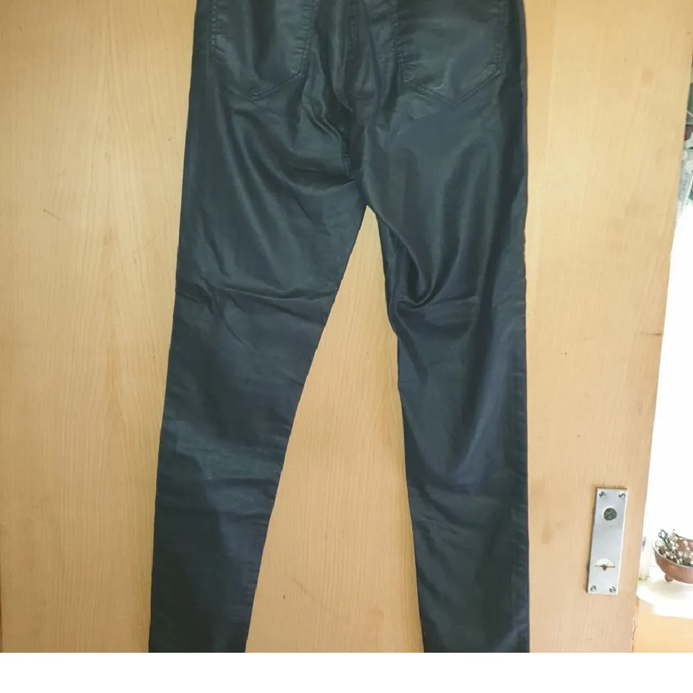 Snygga tighta svarta elastiska byxor från. stl 34,benlängd 34.. Jeans & Byxor.