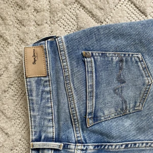Pepe Jeans Bootcut  - Köpte dessa Pepe jeans på Zalando för ett tag sen men de har blivit för små, så nu säljer jag dom här❤️ De köptes för 899kr. Midjemått rakt över: 37cm innerbenslängd: 80cm  Skriv om ni har några frågor❤️ kolla gärna in mina andra jeans som jag säljer 