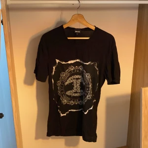 Justcavalli t-shirt - Säljer en t-shirt från justcavalli! Köpt för ett par år sedan i Paris, pris kan diskuteras! Storleken är M men skulle säga att den passar bättre i storlek S!