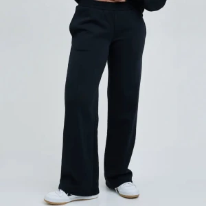 Raka mjukis bikbok - Säljer de superpopulära och slutsålda mjukisbyxorna från BikBok i strl. S. Aldrig använda pga att de är lite för små (har M på bilden) Bud från 400kr och kontakta mig gärna vid frågor🥰