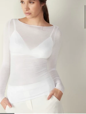 Intimissimi tröja  - Säljer en helt oanvänd vit intimissimi tröja med prislapp kvar i storlek S, ny pris är 429 kr🫶🏻🫶🏻 kontakta mig om ni undrar över något🫶🏻🫶🏻  Bud är bindande ❤️ (fraktkostnaden stämmer inte helt)