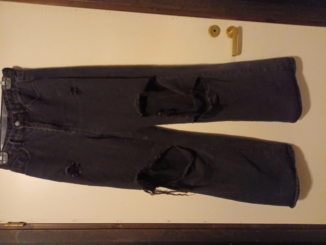 Svarta jeans med slitningar - 90