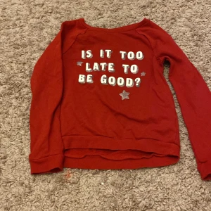 En hudi - Det är en röd hudi med vit text