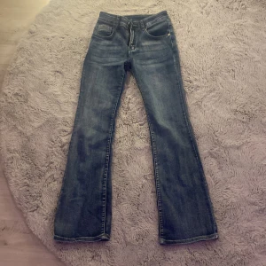 low waist bootcut jeans - Säljer dessa jeans i strl xs, endast använda en gång. Hör av er om ni är intresserade💗Köparen står för frakten