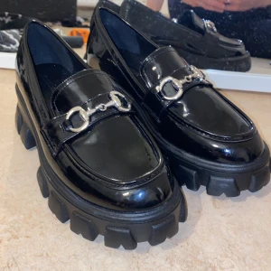 Loafers Glamorous - Loafers från Glamorous med silvrigt spänne och hög chunky sula. Aldrig använda. 