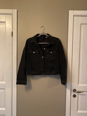 H&M jeansjacka - begagnad svart jeans jacka HM 