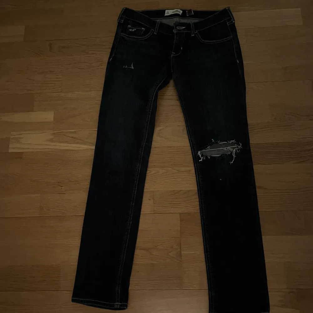 Säljer dessa as snygga Lågmidjade vintige jeans från märket hollister. Dem är mörkblåa (ser mörkare ut på bilden) Hör av dig om fler bilder. Jeans & Byxor.