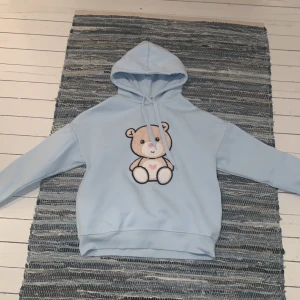 Hoddie - Jättegullig och mysig hoddie med en fin liten nallebjörn på💗🧸den har lite nopprar men man kan raka bort dem lätt💗storlek xxs men jag kan ha xs också