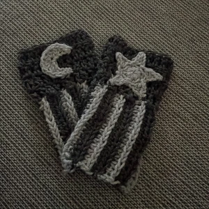 Virkade fingerlösa vantar - Bra skick och hem virkat av mig med en stjärna och en måne på. Kan tvättas i tvättmaskin i 30 grader.