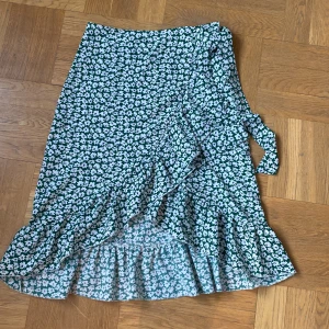 kjol - jätte fin kjol ifrån shein, säljer pågrund av att jag tycker den är lite för lång för min smak