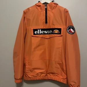 ’Ellesse Anroak Herr’  - Använd väldigt sparsamt!  Perfekt nu för våren.  Storlek S men passar mig som använder M. Är 183cm, 77kg  Nypris drygt 1100kr 