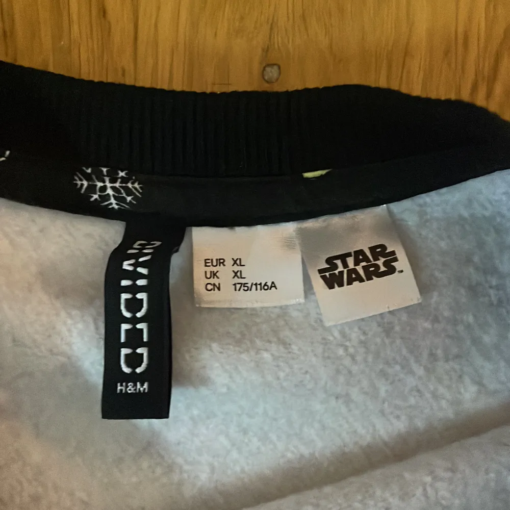 Svart Star Wars tröja från H&M i storlek XL använd 1 gång väldeligt bra skick . Tröjor & Koftor.
