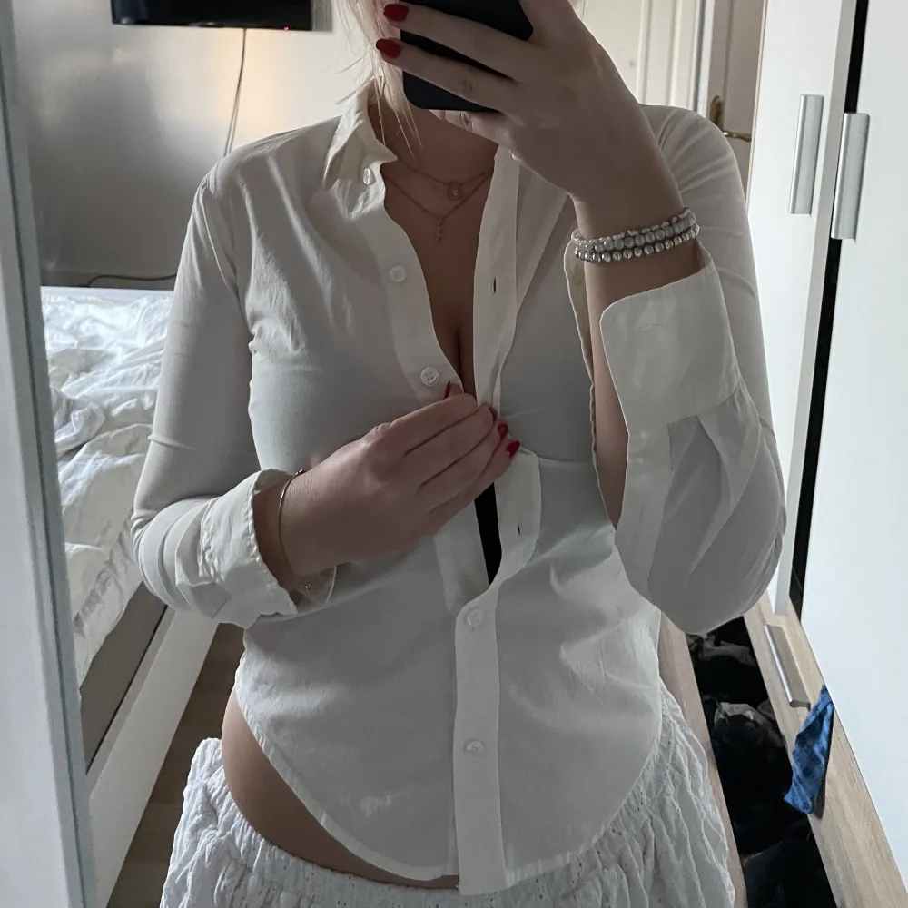 Basic vit skjorta ifrån Filippa K. Fint skick då den tyvärr är för liten för mig 💕. Skjortor.