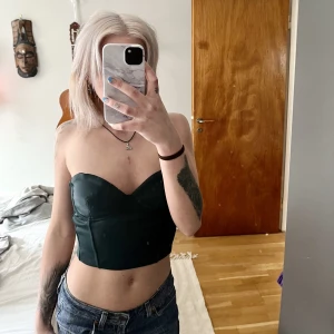 Zara topp - Gullig topp från Zara i strl s, säljer då den tyvärr inte har kommit till användning. Bara använts ett par ggr plus för att ta bilden så den är i fint skick!💕