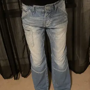 Jeans köpta på herr avdelningen, passar mig bra i benen, jag brukar ha Xs/S, i benen passar även M. Midje måttet är 80cm, innerbenet 72cm. Aldrig använda. Storlek 33/30, jack&jones. Köparen står för frakten🤍 ( skriv privat för andra frågor/bilder)