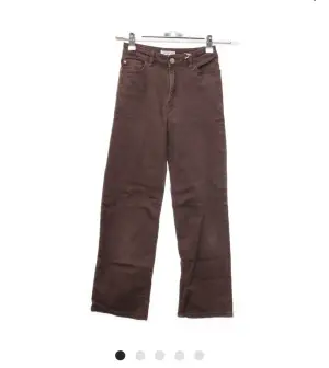 Ett bar bruna jeans från Lindex, använda ungefär 10 gånger💗 säljer pågrund av att de inte kommer till användning längre💗 