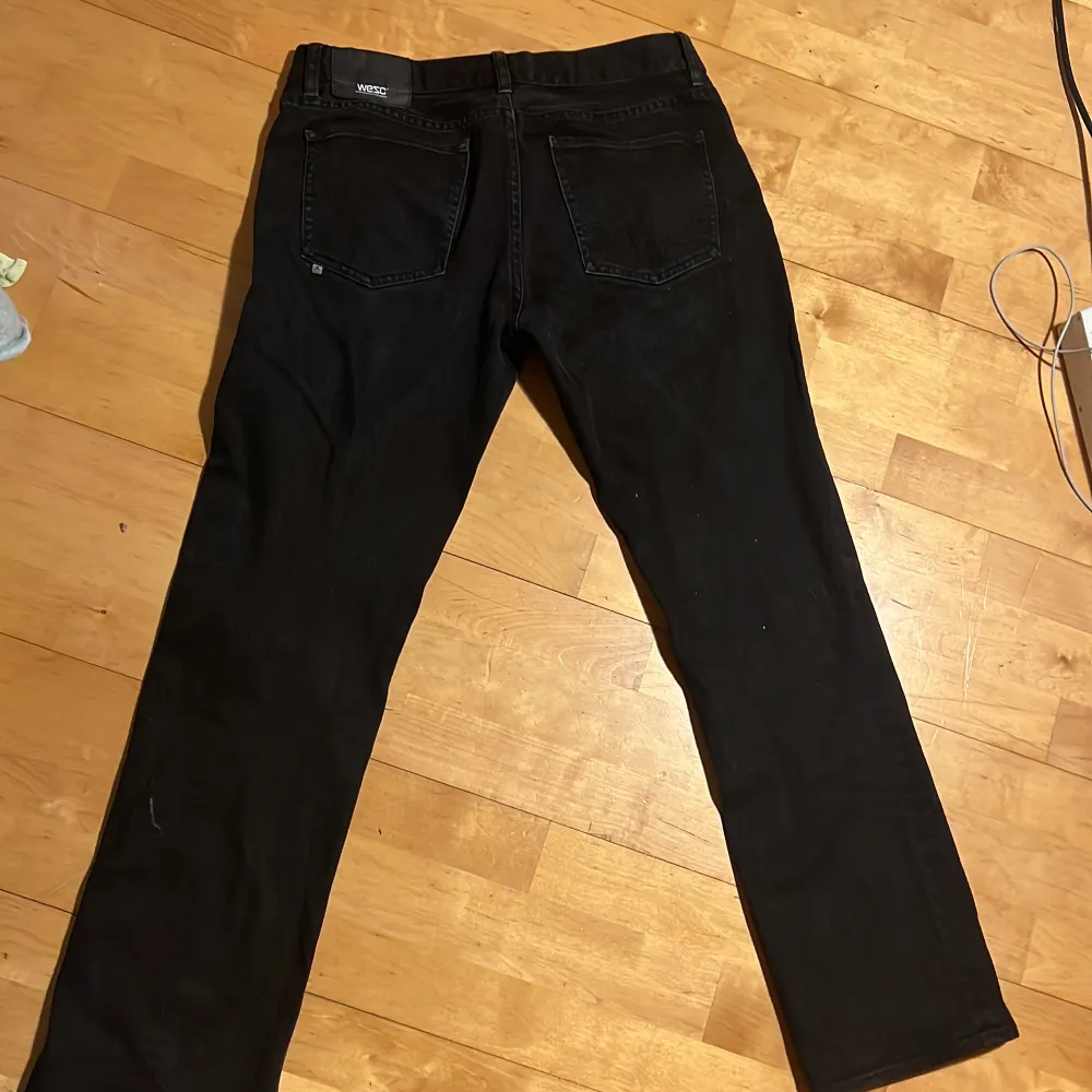 Säljer dessa jeans från ett märke som heter WEZC. Dom är midwaist och har inga defekter. Innerbenslängd: ca 77 cm. Midja: ca 43 cm (rakt över) Skriv vid intresse!!. Jeans & Byxor.