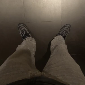 Air Max 97 - Hej nu säljer jag dessa air Max 97 i sparsamt skick. Dunder skick 8-10. Fraktar spårbart eller möts upp i Stockholm. Vid frågor eller funderingar hör av er🙌🏼