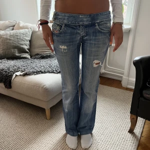 Diesel jeans!!  - Så snygga jeans från diesel! Storlek 27 skulle säga att dom sitter som S! Min kompis på bilden är 166!  MIDJEMÅTT: 78cm  INNERBENSLÄNGDEN:77cm