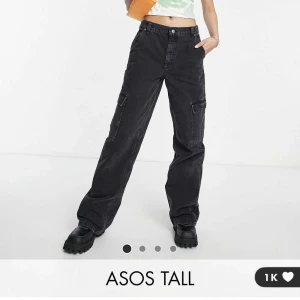 Svarta Lågmidjade Cargo - Jättesnygga och coola svarta lågmidjade cargojeans i tall Helt nya bara testade så i nyskick och bra material Original pris 519kr Tall jeans/cargo Går lätt att vika eller sy upp om man skulle vilja ha dem kortare (: men passar min kompis som är runt 180cm