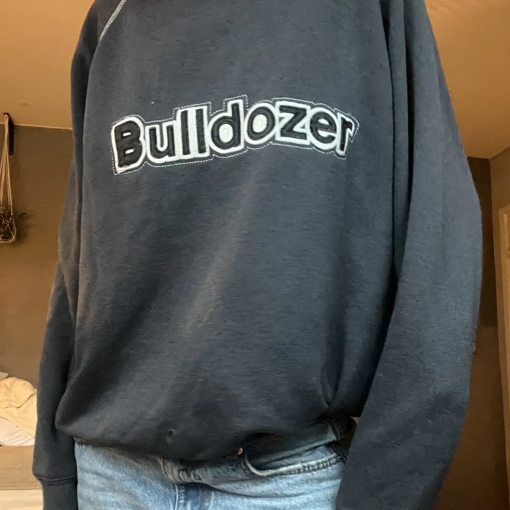 Skitsnygg blå sweatshirt från Bulldozer!! Använd i ok skick. Hoodies.