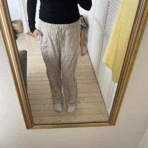 Linnebyxor  - Beiga linnebyxor från Arket i storlek M. Dem är använda fåtal gånger. 