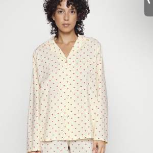 Säljer denna hjärtpyjamas toppen från Beck Södergard. Säljer endast skjortan inte byxorna! Inte använd! Storlek M. Supersöt💕 nypris för hela pyjamasen är 1500kr 