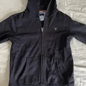 Marinblå gant zip hoodie, använt men bra skick🤩nypris: 799. 
