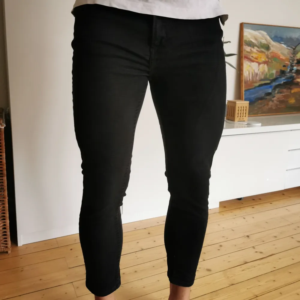 Svarta tight jeans förr herr i storlek 42 från Zara. Säljs eftersom dem blivit lite för små och tajta... Som man ser på bilden haha 😅 . Jeans & Byxor.
