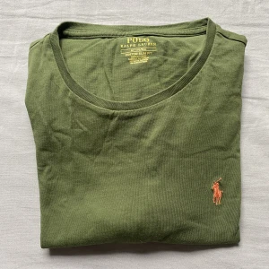 Ralph lauren t-shirt  - Säljer nu min Ralph lauren t-shirt i storlek M. Den är i använt skick, men utan defekter. Nypris på denna är 699kr, säljer för 150kr.  Tveka inte att höra av dig vid funderingar!