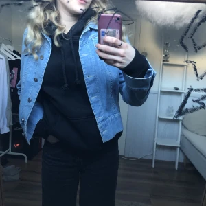 Jeansjacka - Säljer nu min jeansjacka då den inte kommer till användning.