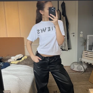 Drake merch - En jättefin t-shirt ifrån Drakes summer sixteen tour 2016, ett samarbete med Comme Des Garcons. Jättebra kvalitet och fint tryck. Knappt använd av mig och därför dags att sälja!🤗