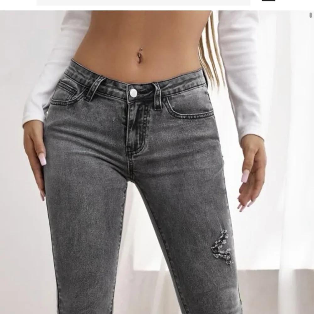 Jätte fina lågmidjade Jeans, jag har vanligtfall s/m men L satt bra men väldigt långa på mig som är 159cm. Använda några gånger :) frakt ca 60kr. Jeans & Byxor.