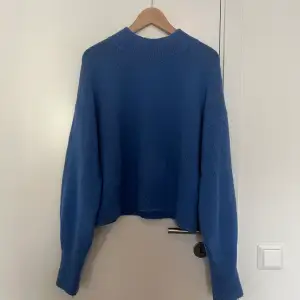 En så himla fin blå stickad tröja från & Other Stories! Köpte den av en tjej här på Plick men säljer den då den inte var vad jag hade tänkt. Använd liksom men inga defekter. Tar betalt via appens eller Swish. Köparen står för frakt!