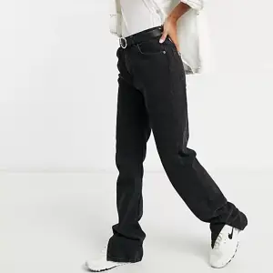Svarta jeans med slits från pull and bear. Storlek 34. Använda men är i ett bra skick💓