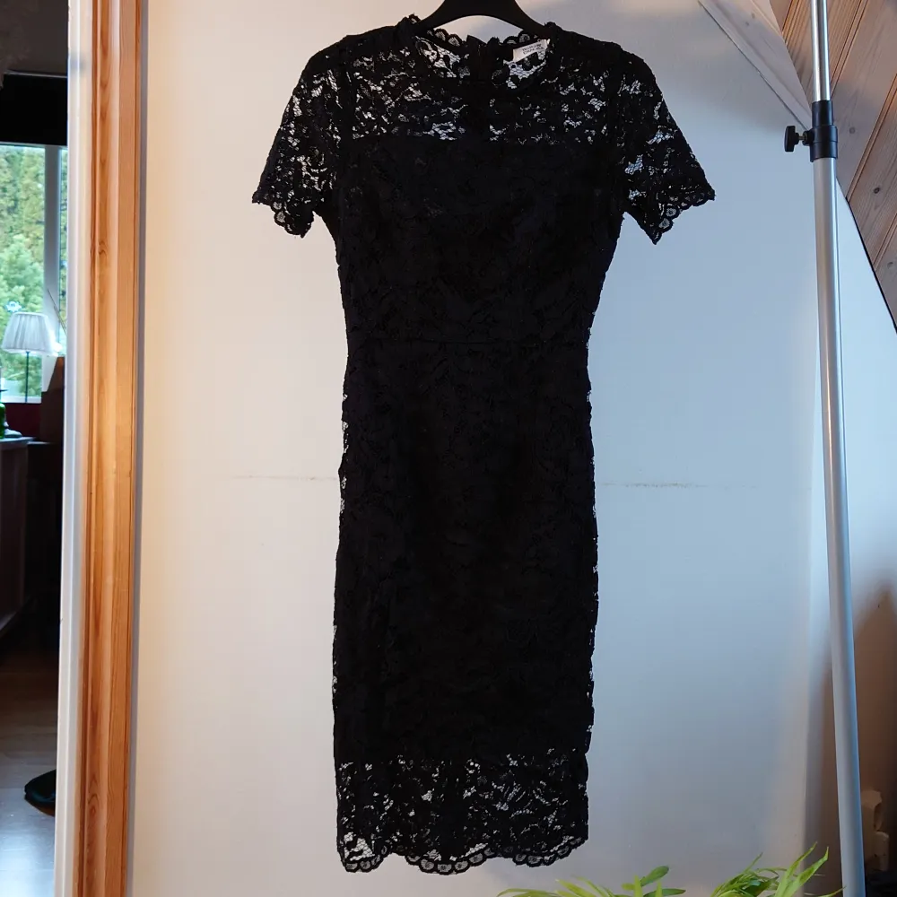 Väldigt fin svart klänning från Molly Bracken med rosetter längst baksidan och en slitt längst ned, väldigt bra kvalitet❤️‍🔥🌸. Klänningar.