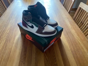 Jordan 1 high ”Handcrafted” - Säljer nu ett par Jordan 1 high craft. De är aldrig använda, därav nyskick! Originalsnörerna ingår som är svarta och röda sen ingår även två olika par snören som är vita och svarta. Kvitto finns att visa. Hör av er vid frågor✨