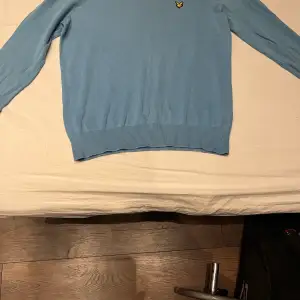 Det är en large tröja från lyle and scott som är i färgen blå. Är både snygg och trendig