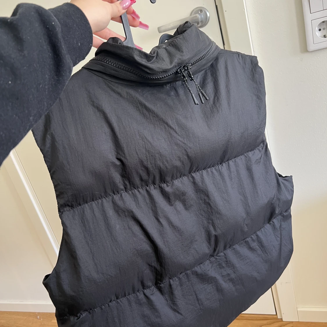 Svart pufferväst - 90