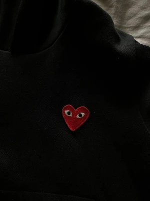 CDG Hoodie - Säljer en cdg hoodie i strlk S. Tror det är dam storlek för den är väldigt liten, köpte den för 1 år sedan men måste ha tagit fel storlek. Finns inget kvitto. Fler bilder DM