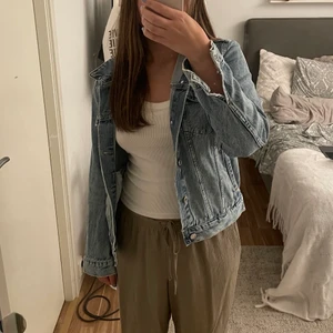 Jeansjacka - Säljer denna jeansjacka i blå från hm då den är för liten🫶 Den är i storlek 40 men väldigt liten, passar mer en 34-36💓 Bra skick och köparen står för frakt (spårbar)😇