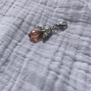 Berlock - Säljer denna fina berlocken som aldrig kommit till användning🌸🌸 osäker på vart den är ifrån då jag fick den i present. 