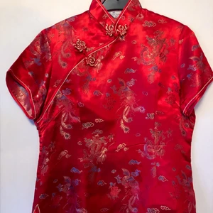 Kinesisk Qipao - Äkta kinesisk Qipao - aldrig använd - otroligt tackar tyg - stänga med knapp och utsmyckade försegling