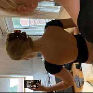 Svart tröja - Svart tröja med öppen rygg. Så snygg men ej kommit till användning tyvärr💔 Köparen står för frakten som är 29 kr❤️Buda i kommentarerna❤️