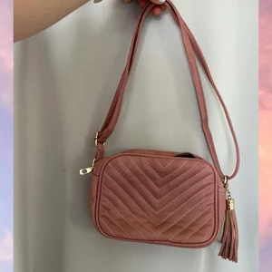 Handväska - Nästintill oanvänd liten handväska! OBS! Cirkapris för frakten, men kan mötas upp i Göteborg, Jönköping och Vetlanda.